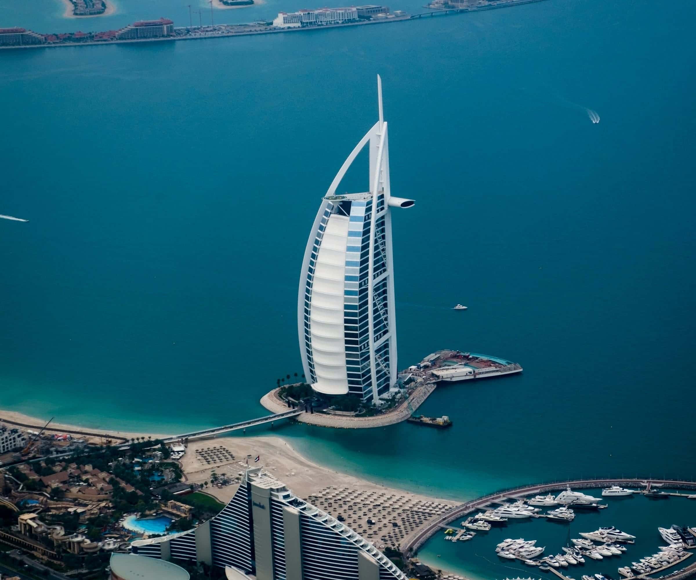 Le Burj Al Arab et la côte de Dubaï au crépuscule